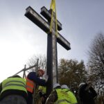 24.10.2021. Święty Krzyż. Krzyż morowy stanął u stóp bazyliki / Jarosław Kubalski / Radio Kielce