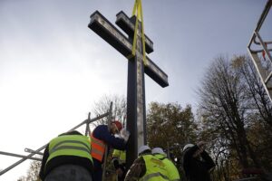 24.10.2021. Święty Krzyż. Krzyż morowy stanął u stóp bazyliki / Jarosław Kubalski / Radio Kielce