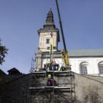 24.10.2021. Święty Krzyż. Krzyż morowy stanął u stóp bazyliki / Jarosław Kubalski / Radio Kielce