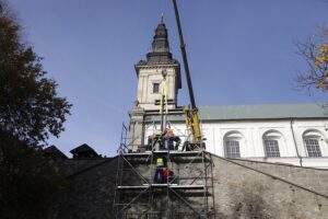 24.10.2021. Święty Krzyż. Krzyż morowy stanął u stóp bazyliki / Jarosław Kubalski / Radio Kielce