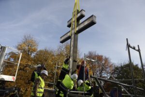 24.10.2021. Święty Krzyż. Krzyż morowy stanął u stóp bazyliki / Jarosław Kubalski / Radio Kielce