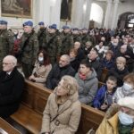 24.10.2021. Święty Krzyż. Krzyż morowy stanął u stóp bazyliki. Msza święta / Jarosław Kubalski / Radio Kielce