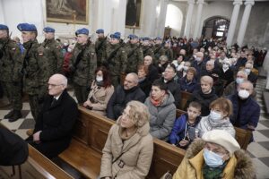 24.10.2021. Święty Krzyż. Krzyż morowy stanął u stóp bazyliki. Msza święta / Jarosław Kubalski / Radio Kielce