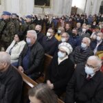 24.10.2021. Święty Krzyż. Krzyż morowy stanął u stóp bazyliki. Msza święta / Jarosław Kubalski / Radio Kielce