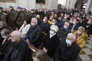 24.10.2021. Święty Krzyż. Krzyż morowy stanął u stóp bazyliki. Msza święta / Jarosław Kubalski / Radio Kielce