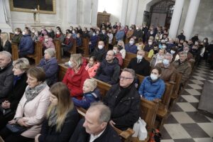 24.10.2021. Święty Krzyż. Krzyż morowy stanął u stóp bazyliki. Msza święta / Jarosław Kubalski / Radio Kielce