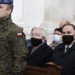 24.10.2021. Święty Krzyż. Krzyż morowy stanął u stóp bazyliki. Msza święta. Na zdjęciu (w środku): poseł Krzysztof Lipiec, z prawej: poseł Marek Kwitek / Jarosław Kubalski / Radio Kielce