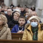 24.10.2021. Święty Krzyż. Krzyż morowy stanął u stóp bazyliki. Msza święta / Jarosław Kubalski / Radio Kielce