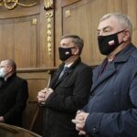 24.10.2021. Święty Krzyż. Krzyż morowy stanął u stóp bazyliki. Msza święta. Na zdjęciu (od lewej); Marek Bogusławski - wicemarszałek województwa świętokrzyskiego, Andrzej Pruś - przewodniczący Sejmiku Województwa Świętokrzyskiego, Andrzej Bętkowski - marszałek województwa świętokrzyskiego / Jarosław Kubalski / Radio Kielce