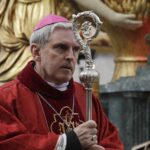 24.10.2021. Święty Krzyż. Krzyż morowy stanął u stóp bazyliki. Msza święta. Na zdjęciu: Krzysztof Nitkiewicz - biskup sandomierski / Jarosław Kubalski / Radio Kielce