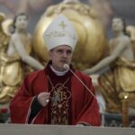 24.10.2021. Święty Krzyż. Krzyż morowy stanął u stóp bazyliki. Msza święta. Na zdjęciu: Krzysztof Nitkiewicz - biskup sandomierski / Jarosław Kubalski / Radio Kielce