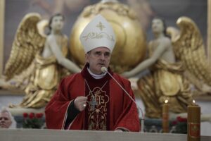 24.10.2021. Święty Krzyż. Krzyż morowy stanął u stóp bazyliki. Msza święta. Na zdjęciu: Krzysztof Nitkiewicz - biskup sandomierski / Jarosław Kubalski / Radio Kielce