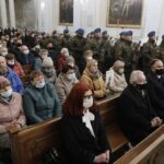 24.10.2021. Święty Krzyż. Krzyż morowy stanął u stóp bazyliki. Msza święta / Jarosław Kubalski / Radio Kielce