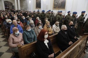 24.10.2021. Święty Krzyż. Krzyż morowy stanął u stóp bazyliki. Msza święta / Jarosław Kubalski / Radio Kielce