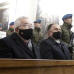 24.10.2021. Święty Krzyż. Krzyż morowy stanął u stóp bazyliki. Msza święta. Na zdjęciu (od lewej): poseł Krzysztof Lipiec, poseł Marek Kwitek / Jarosław Kubalski / Radio Kielce