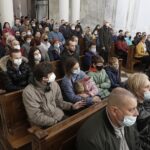 24.10.2021. Święty Krzyż. Krzyż morowy stanął u stóp bazyliki. Msza święta / Jarosław Kubalski / Radio Kielce