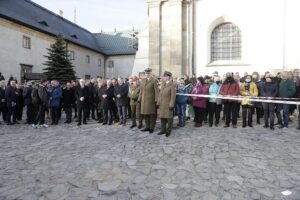 24.10.2021. Święty Krzyż. Krzyż morowy stanął u stóp bazyliki / Jarosław Kubalski / Radio Kielce