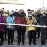 24.10.2021. Święty Krzyż. Krzyż morowy stanął u stóp bazyliki / Jarosław Kubalski / Radio Kielce