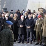 24.10.2021. Święty Krzyż. Krzyż morowy stanął u stóp bazyliki / Jarosław Kubalski / Radio Kielce