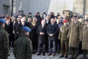 24.10.2021. Święty Krzyż. Krzyż morowy stanął u stóp bazyliki / Jarosław Kubalski / Radio Kielce