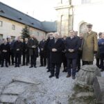 24.10.2021. Święty Krzyż. Krzyż morowy stanął u stóp bazyliki. Na zdjęciu (na pierwszym planie, od lewej): poseł Krzysztof Lipiec, poseł Marek Kwitek / Jarosław Kubalski / Radio Kielce