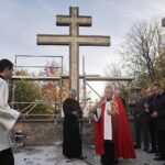 24.10.2021. Święty Krzyż. Krzyż morowy stanął u stóp bazyliki. Na zdjęciu (z prawej): Krzysztof Nitkiewicz - biskup sandomierski / Jarosław Kubalski / Radio Kielce