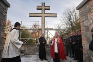 24.10.2021. Święty Krzyż. Krzyż morowy stanął u stóp bazyliki. Na zdjęciu (z prawej): Krzysztof Nitkiewicz - biskup sandomierski / Jarosław Kubalski / Radio Kielce