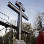 Święty Krzyż. Krzyż morowy u stóp bazyliki. Na zdjęciu: Krzysztof Nitkiewicz - biskup sandomierski / Fot. Jarosław Kubalski - Radio Kielce