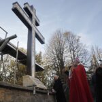 24.10.2021. Święty Krzyż. Krzyż morowy stanął u stóp bazyliki. Na zdjęciu (w środku): Krzysztof Nitkiewicz - biskup sandomierski / Jarosław Kubalski / Radio Kielce