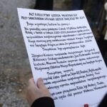 24.10.2021. Święty Krzyż. Krzyż morowy stanął u stóp bazyliki. Odczytanie aktu erekcyjnego / Jarosław Kubalski / Radio Kielce