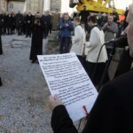 24.10.2021. Święty Krzyż. Krzyż morowy stanął u stóp bazyliki. Odczytanie aktu erekcyjnego / Jarosław Kubalski / Radio Kielce