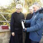 24.10.2021. Święty Krzyż. Krzyż morowy stanął u stóp bazyliki. Na zdjęciu (w środku): o. Marian Puchała - superior klasztoru, z prawej: Zbigniew Koniusz - wojewoda świętokrzyski / Jarosław Kubalski / Radio Kielce