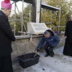 24.10.2021. Święty Krzyż. Krzyż morowy stanął u stóp bazyliki. Wmurowanie kamienia węgielnego. Na zdjęciu (od lewej): Krzysztof Nitkiewicz - biskup sandomierski, Zbigniew Koniusz - wojewoda świętokrzyski i o. Marian Puchała - superior klasztoru / Jarosław Kubalski / Radio Kielce