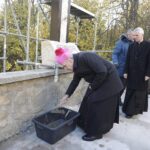 24.10.2021. Święty Krzyż. Krzyż morowy stanął u stóp bazyliki. Wmurowanie kamienia węgielnego. Na zdjęciu (od lewej): Krzysztof Nitkiewicz - biskup sandomierski, Zbigniew Koniusz - wojewoda świętokrzyski i o. Marian Puchała - superior klasztoru / Jarosław Kubalski / Radio Kielce