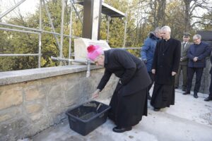 24.10.2021. Święty Krzyż. Krzyż morowy stanął u stóp bazyliki. Wmurowanie kamienia węgielnego. Na zdjęciu (od lewej): Krzysztof Nitkiewicz - biskup sandomierski, Zbigniew Koniusz - wojewoda świętokrzyski i o. Marian Puchała - superior klasztoru / Jarosław Kubalski / Radio Kielce