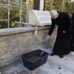 24.10.2021. Święty Krzyż. Krzyż morowy stanął u stóp bazyliki. Wmurowanie kamienia węgielnego. Na zdjęciu (pierwszy z lewej): o. Marian Puchała - superior klasztoru / Jarosław Kubalski / Radio Kielce