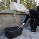 24.10.2021. Święty Krzyż. Krzyż morowy stanął u stóp bazyliki. Wmurowanie kamienia węgielnego. Na zdjęciu: poseł Krzysztof Lipiec / Jarosław Kubalski / Radio Kielce