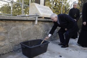 24.10.2021. Święty Krzyż. Krzyż morowy stanął u stóp bazyliki. Wmurowanie kamienia węgielnego. Na zdjęciu: poseł Krzysztof Lipiec / Jarosław Kubalski / Radio Kielce