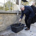 24.10.2021. Święty Krzyż. Krzyż morowy stanął u stóp bazyliki. Wmurowanie kamienia węgielnego. Na zdjęciu: Andrzej Bętkowski - marszałek województwa świętokrzyskiego / Jarosław Kubalski / Radio Kielce