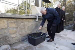 24.10.2021. Święty Krzyż. Krzyż morowy stanął u stóp bazyliki. Wmurowanie kamienia węgielnego. Na zdjęciu: Andrzej Bętkowski - marszałek województwa świętokrzyskiego / Jarosław Kubalski / Radio Kielce