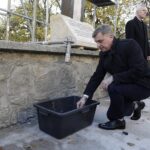 24.10.2021. Święty Krzyż. Krzyż morowy stanął u stóp bazyliki. Wmurowanie kamienia węgielnego. Na zdjęciu: Andrzej Pruś - przewodniczący Sejmiku Województwa Świętokrzyskiego / Jarosław Kubalski / Radio Kielce