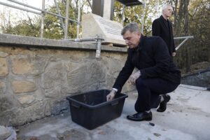 24.10.2021. Święty Krzyż. Krzyż morowy stanął u stóp bazyliki. Wmurowanie kamienia węgielnego. Na zdjęciu: Andrzej Pruś - przewodniczący Sejmiku Województwa Świętokrzyskiego / Jarosław Kubalski / Radio Kielce