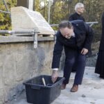 24.10.2021. Święty Krzyż. Krzyż morowy stanął u stóp bazyliki. Wmurowanie kamienia węgielnego. Na zdjęciu: poseł Marek Kwitek / Jarosław Kubalski / Radio Kielce