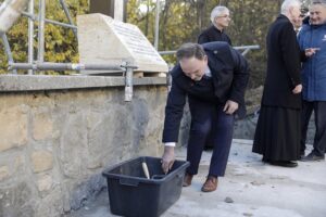 24.10.2021. Święty Krzyż. Krzyż morowy stanął u stóp bazyliki. Wmurowanie kamienia węgielnego. Na zdjęciu: poseł Marek Kwitek / Jarosław Kubalski / Radio Kielce