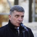 24.10.2021. Święty Krzyż. Krzyż morowy stanął u stóp bazyliki. Na zdjęciu: Andrzej Pruś - przewodniczący Sejmiku Województwa Świętokrzyskiego / Jarosław Kubalski / Radio Kielce