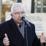 24.10.2021. Święty Krzyż. Krzyż morowy stanął u stóp bazyliki. Na zdjęciu: poseł Krzysztof Lipiec / Jarosław Kubalski / Radio Kielce