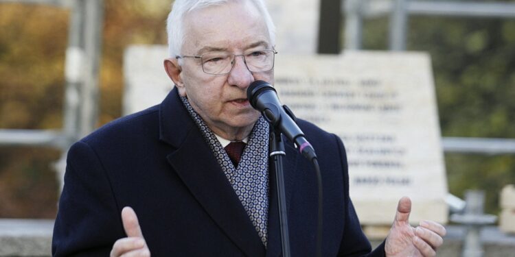 24.10.2021. Święty Krzyż. Krzyż morowy stanął u stóp bazyliki. Na zdjęciu: poseł Krzysztof Lipiec / Jarosław Kubalski / Radio Kielce