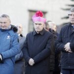 24.10.2021. Święty Krzyż. Krzyż morowy stanął u stóp bazyliki. Na zdjęciu: Zbigniew Koniusz - wojewoda świętokrzyski, Krzysztof Nitkiewicz - biskup sandomierski i Andrzej Pruś - przewodniczący Sejmiku Województwa Świętokrzyskiego / Jarosław Kubalski / Radio Kielce