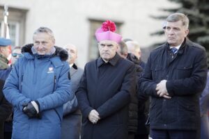 24.10.2021. Święty Krzyż. Krzyż morowy stanął u stóp bazyliki. Na zdjęciu: Zbigniew Koniusz - wojewoda świętokrzyski, Krzysztof Nitkiewicz - biskup sandomierski i Andrzej Pruś - przewodniczący Sejmiku Województwa Świętokrzyskiego / Jarosław Kubalski / Radio Kielce