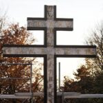 24.10.2021. Święty Krzyż. Krzyż morowy stanął u stóp bazyliki / Jarosław Kubalski / Radio Kielce